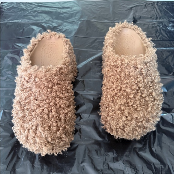CROCS Classic Faux Doodle Fur Clogs Size 9 Woman’s - Picture 2 of 10